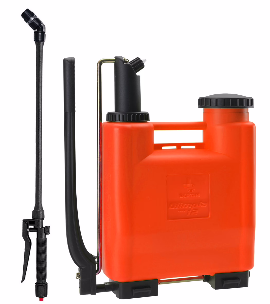 Pajarito_Dummy_Pressure sprayer 12L_174281_2024-01 Fel oranje rugspuit met een rechthoekige kunststof tank van 12 liter, geëtst met 'Olimpia 12', een zwarte handpomp en een losse zwarte sproeistang met trekker en verstelbare spuitmond, grote schroefdop voor vullen, metalen steunframe en geplaatste voetjes; bedoeld voor tuin- en landbouwgebruik.