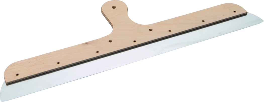 Pajarito_Dummy_Squeegee rounded Performance Line _034435_034471_034493_034509_2021-03 Brede houten plamuurmes/taloch met roestvrijstalen blad; multiplex lichaam met centrale handgreep, messingversterkte schroefgaten en meerdere bevestigingsbusjes, bedoeld om pleister, vulmiddel of egalisatiemortel glad te strijken. Licht natuurlijke houtafwerking, lang flexibel metalen blad met licht afgeronde uiteinden, gefotografeerd op een effen witte achtergrond.