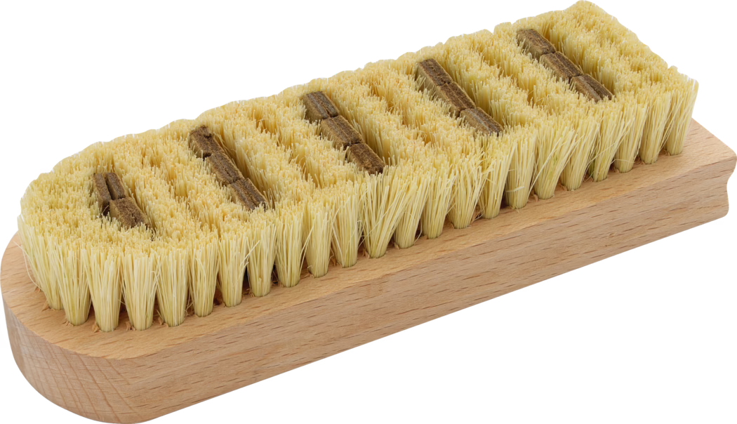 Close-up van een rechthoekige houten schrobborstel met dicht opeengestelde geelachtige natuurlijke haren in meerdere rijen op een glad, licht houten blok; tussen de rijen zijn kleine bruine inzetstukken zichtbaar; gebruikt om oppervlakken te reinigen en te schrobben; gefotografeerd op een witte achtergrond.
