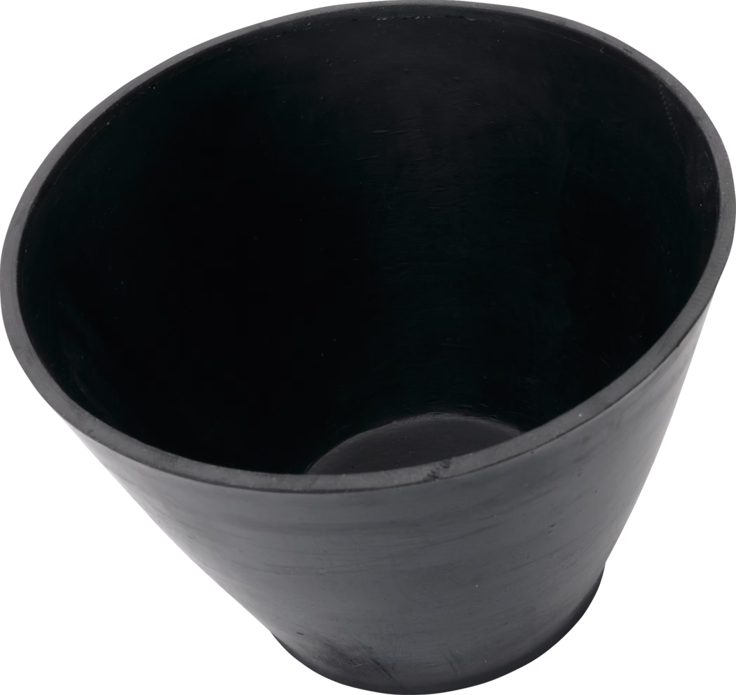 Bovenaanzicht van een eenvoudige zwarte plastic pot of emmer. De afbeelding toont het lege interieur en de taps toelopende wanden van een conische bak met een gladde, matte zwarte afwerking. Subtiele bewerkingssporen en lichte krassen zijn binnen en buiten zichtbaar. De rand is dun en licht ongelijk. De afgeronde bodem is gedeeltelijk zichtbaar; afwateringsgaten of handgrepen zijn niet aanwezig. Het object is gefotografeerd op een witte achtergrond met zacht bovenlicht, waardoor vorm en textuur benadrukt worden. Het voorwerp oogt functioneel en kan dienen als bloempot, opslagcontainer of kleine prullenbak.