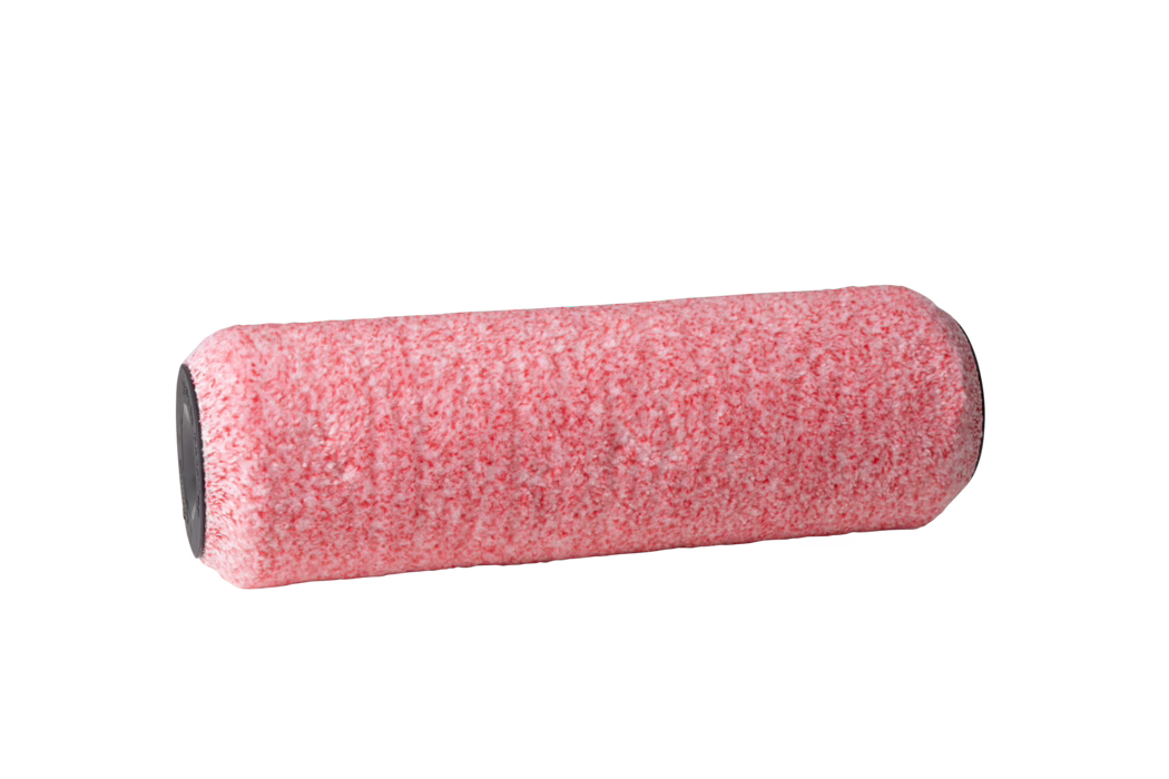 Close-up van een roze verfrollersleeve met een zachte, gestructureerde pool, horizontaal op een witte achtergrond; de uiteinden hebben donkere kunststof doppen; geïsoleerde studio-productfoto.