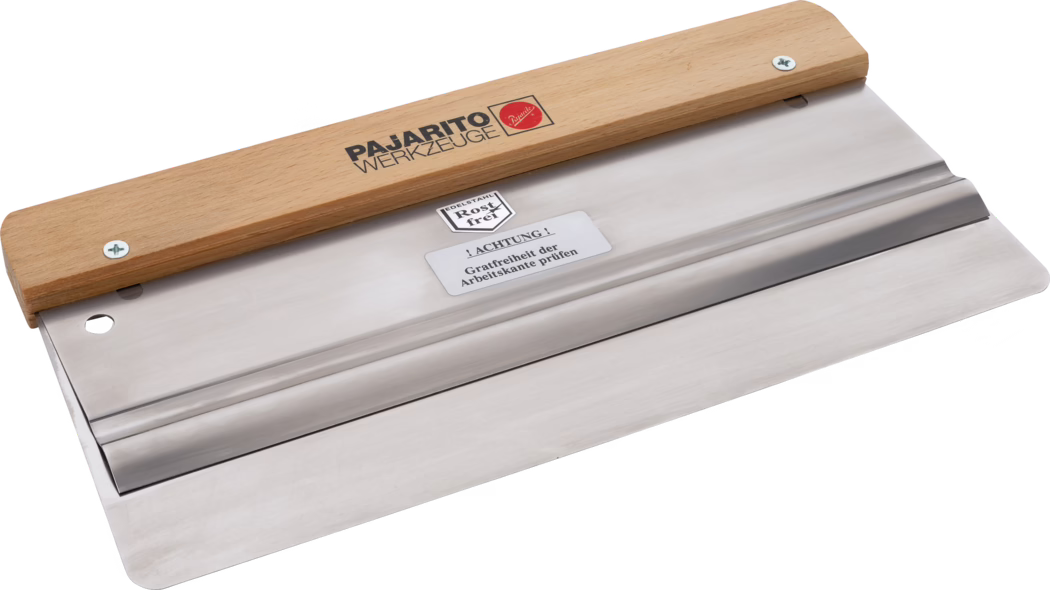 Pajarito_Dummy_Rapid spatula rounded Performance Line_012895_037291_2021-02 Large stainless-steel plastering/taping knife with a wide, flat polished blade and a light wooden handle. The rust-resistant metal blade features a straight working edge with rounded corners, a shallow central rib for stiffness and a small round hanging hole near one end. The wooden handle is fixed with two screws and printed with the black brand text 'PAJARITO WERKZEUGE' and a small red emblem; a manufacturer label on the blade reads 'EDELSTAHL Rostfrei' and a caution sticker in German warns to check the working edge for burrs. The tool is photographed on a neutral white background at a slight diagonal angle, highlighting the smooth reflective surface, clean edges and solid construction, intended for smoothing plaster, adhesives or filler.