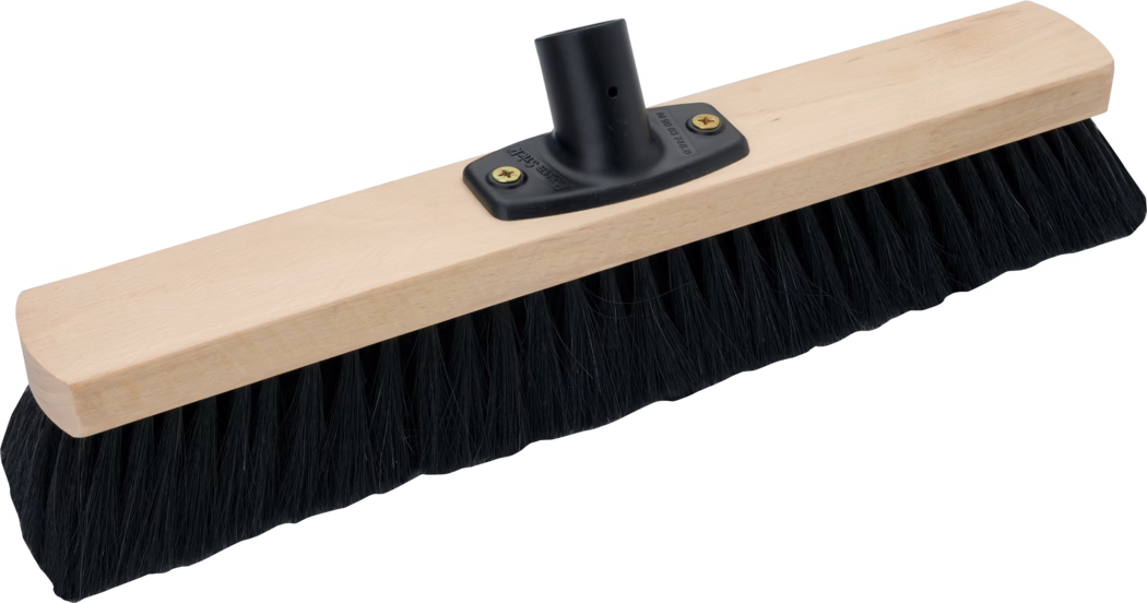 Pajarito_Dummy_Hall broom horsehair_037873_017213_2021-02 Een bezemkop van licht, glad hout met dichte zwarte synthetische haren en een zwarte kunststof steelhouder die met twee messing schroeven is bevestigd; het rechthoekige blok heeft afgeronde uiteinden en de lange, gelijkmatige haren zijn geschikt om vloeren te vegen.