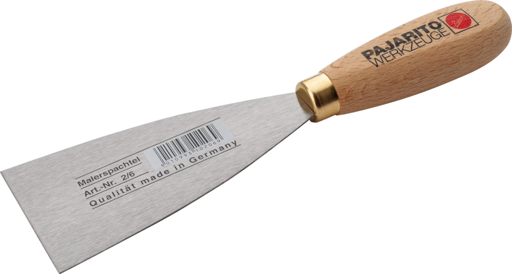 Pajarito_Dummy_Painter spatula Performance Line_012861_035821_089355_034739_034740_035822_089356_034742_034743_2021-02 Een schilderspatel met een roestvrijstalen blad en een houten handvat. Het blad is schuin en breder aan het uiteinde, waardoor het ideaal is voor het uitstrijken van verf of andere materialen. Het handvat is gemaakt van natuurlijk hout en heeft een gouden metalen ring, wat het een klassieke uitstraling geeft. De spatel heeft een label waarop staat dat hij in Duitsland is gemaakt, samen met een streepjescode en productnummers.