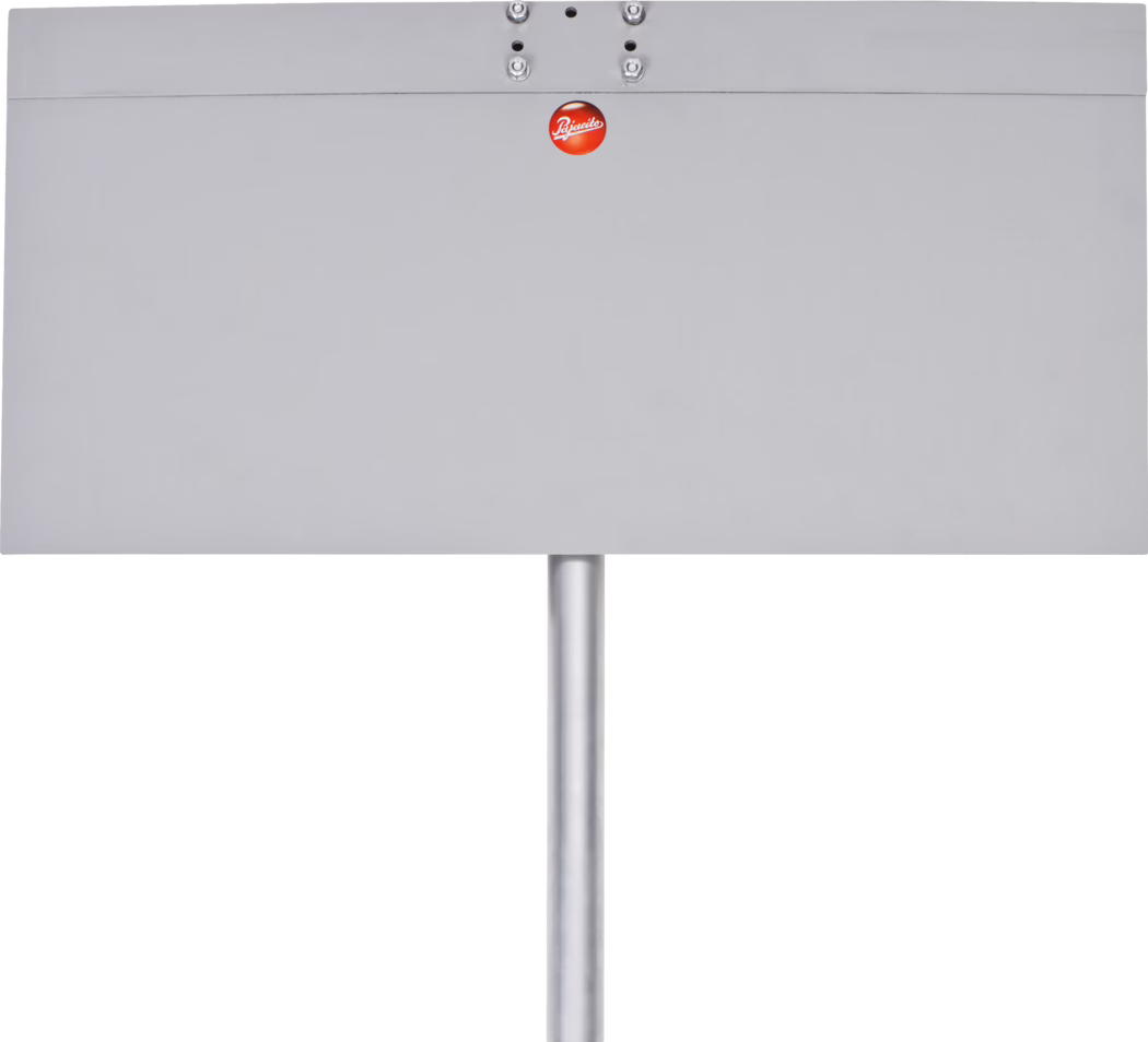Pajarito_Dummy_Splash guard_163891_2021-03 Groot rechthoekig lichtgrijs metalen bord op een enkele verticale paal, van voren gezien tegen een witte achtergrond. Het bord heeft een glad, leeg oppervlak met een kleine ronde rode sticker met wit cursief logo nabij de bovenkant in het midden en zichtbare metalen bouten en een bevestigingsbeugel langs de bovenkant.