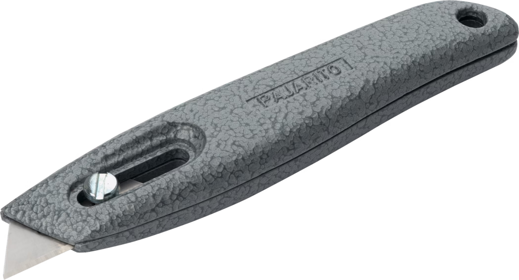 Pajarito_Dummy_All purpose knife_034608_2021-02 Close-up van een klein grijs stanleymes met een gestructureerde kunststof handgreep en een korte driehoekige metalen snede die aan de punt uitsteekt. Het handvat heeft een kiezelachtig gevlekt oppervlak, een langwerpige uitsparing met een sleufschroef om het mes vast te zetten of te verstellen, een ingegraveerde merknaam bovenop en een ophangoog aan de achterkant. Het gereedschap is op een witte achtergrond gefotografeerd en vanuit een lage hoek om de vorm en details te benadrukken.