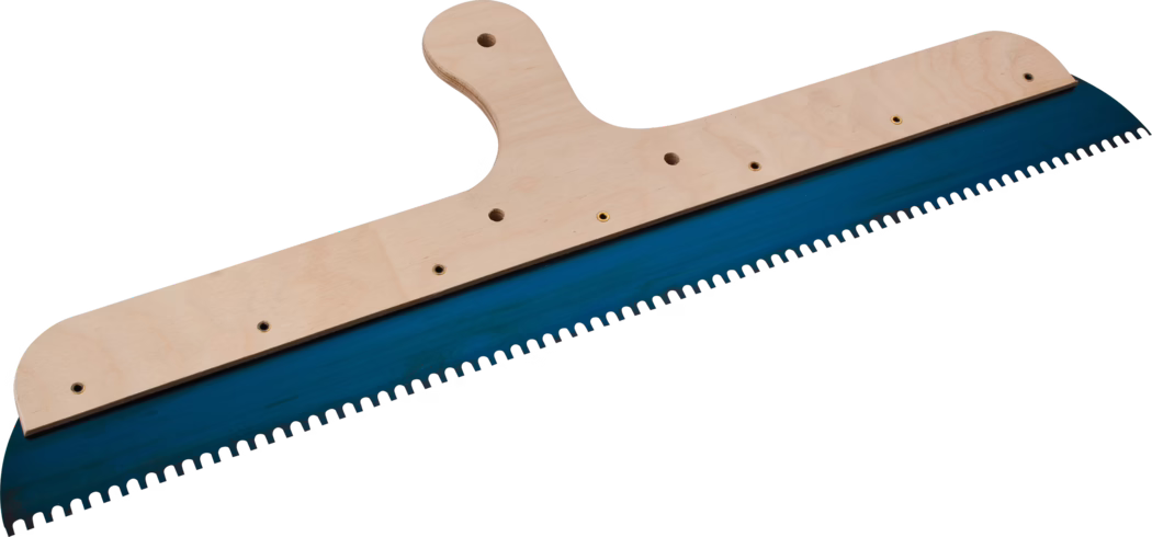 Pajarito_Dummy_Swedish squeegee_012860_2021-02 Grote getande lijmkam met lichte multiplex handgreep: een brede, platte houten handgreep met meerdere ronde bevestigingsgaten en een korte verticale greep. Onder de handgreep zit een lange blauwe metalen plaat met gelijkmatig verdeelde rechthoekige tanden langs de onderrand, die een getand profiel vormen. Het gereedschap wordt gebruikt voor het aanbrengen van lijmen, mortels of egaliseermiddelen bij bouw- en tegelwerk. De houten handgreep toont natuurlijke houtnerf en de plaat heeft een blauwe verflaag. Het stuk is diagonaal op een witte achtergrond gefotografeerd en toont de volledige lengte van de getande rand.