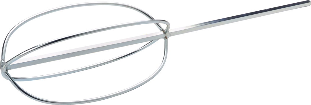 Pajarito_Dummy_Basket stirrer_052181_2021-02 Chromen metalen garde/roerhulp met een lange platte steel en drie ovale draairingen die samen de garde vormen. Het hulpstuk heeft een gepolijste zilverkleurige afwerking, zichtbare lasnaden en een slanke rechthoekige steel die past in een handmixer of booradapter. Afgebeeld op een witte achtergrond vanuit een schuin zijaanzicht; geschikt voor het mengen van beslag, room, verf of lichte bouwmaterialen.