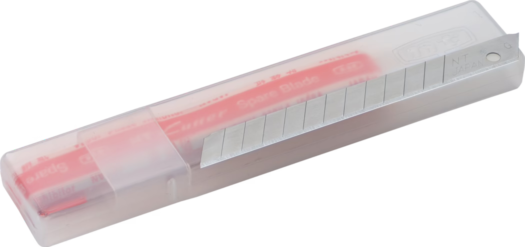 Close-up van een halfdoorzichtige plastic cassette met een segmenten-reserve mesje voor een stanleymes. Het mat doorzichtige, rechthoekige etui toont een rode binnenvoering en een gedeeltelijk uitgeschoven zilverkleurig afbreekmes met meerdere breuklijnen; op het mes staat 'NT JAPAN' gegraveerd. De cassette met afgeronde hoeken en schuifdeksel is gefotografeerd op een witte achtergrond en benadrukt het scherpe, reflecterende metaal en de compacte reserve-lemmetcassette.