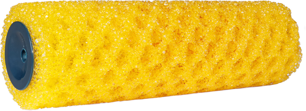 Pajarito_Dummy_Pea hole Easy Line_168951_2021-11 Close-up van een felgele, gestructureerde verfrollerhoes van open-cellig sponsachtig schuim met een poreus oppervlak en lichte verfresten, met een donkerblauwe kunststof eindkap; gebruikt om verf gelijkmatig op muren en oppervlakken aan te brengen.