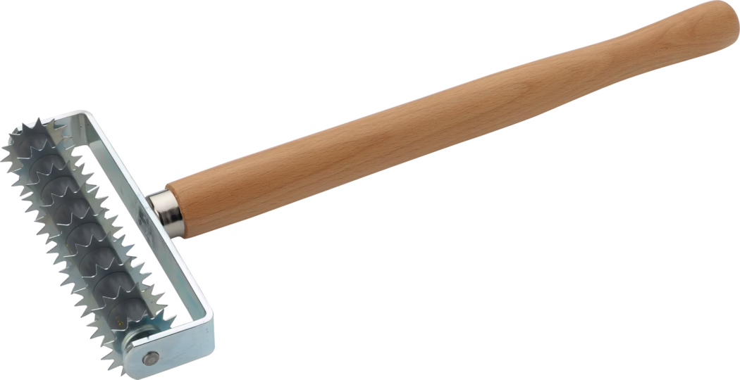Een metalen deegprikker met houten handvat: een handroller met een rechthoekig metalen frame waarin meerdere gekartelde stalen wieltjes op een as zijn geplaatst. Het lichtgekleurde houten handvat is glad en taps; het verzinkte frame en de tandige wielen zijn bedoeld om deeg, zoals bladerdeeg of pizzadeeg, te doorboren en luchtbellen tijdens het bakken te voorkomen. Geïsoleerd op witte achtergrond.