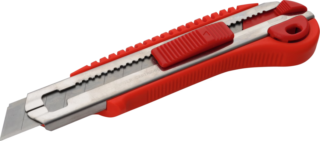 Een rood afbreekmes (snijmes met segmentklinge) op een witte achtergrond. Het gereedschap heeft een gestructureerd rood kunststof handvat en een metalen geleider die een segmentale, vervangbare stalen klinge vasthoudt; een rood schuifje met vergrendeling regelt de lengte van de klinge. Het afgeronde uiteinde heeft een ophangoog. Zichtbare details zijn de getande metalen houder, breekpunten van de segmenten en geribbelde gripzones; de klinge is deels uitgeschoven en lijkt schoon en ongebruikt. Geschikt voor het snijden van karton, papier, tapijt en andere materialen; let op de scherpe klinge en berg het veilig op.