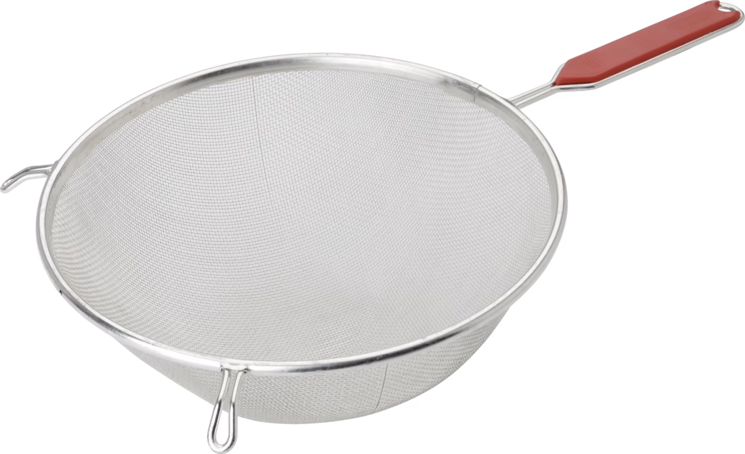 Ronde fijnmazige keukenzief van roestvrij staal met een fijnmazige mand, een lange metalen steel met een rood kunststof handvat en twee kleine metalen steunhaakjes op de rand; gefotografeerd op een witte achtergrond. De zeef is geschikt om fijne ingrediënten zoals bloem of poedersuiker te zeven en om kleine vaste deeltjes van vloeistoffen te scheiden, met een gelijkmatig geweven gaas en gepolijst metalen frame.