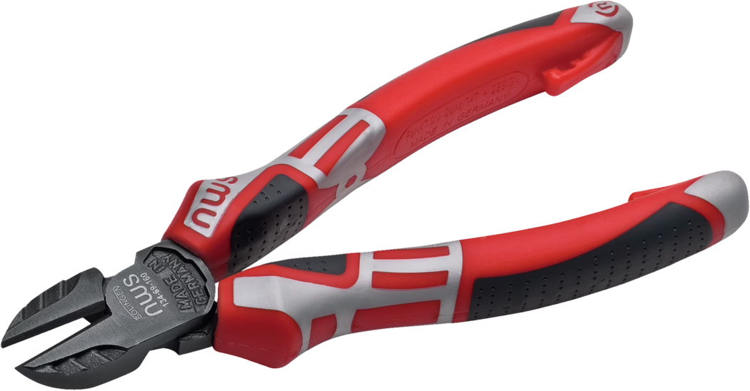 Pajarito_Dummy_Side cutter 18 cm_173951_2022-11 Rood-grijze ergonomische zijkniptang (diagonaal kniptang) met zwarte geharde stalen snijkaken. De handgrepen hebben een gestructureerde, antisliplaag en meerkleurige overmolding voor comfort en controle. De metalen kop is gestempeld met 'NWS' en 'MADE IN GERMANY'; het gereedschap is bedoeld voor het nauwkeurig knippen van draden en kleine onderdelen.