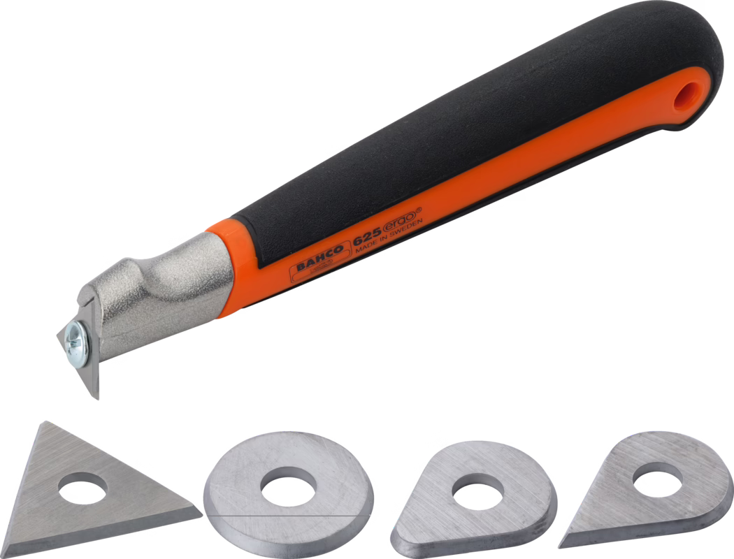 Close-up van een handgereedschap schraper met een ergonomisch gevormde oranje-zwart rubberen handgreep en een metalen kop met een kleine driehoekige vervangingsmes vastgezet met een schroef; vier extra reservebladen in verschillende vormen (driehoekig, ringvormig rond, druppelvormig en puntige druppel) liggen eronder op een witte achtergrond. De oranje handgreep toont het Bahco-merk en de modelaanduiding 625 ergo en is gemarkeerd als gemaakt in Zweden. De metalen onderdelen hebben een geborstelde afwerking; de opname is neutraal en gelijkmatig verlicht.