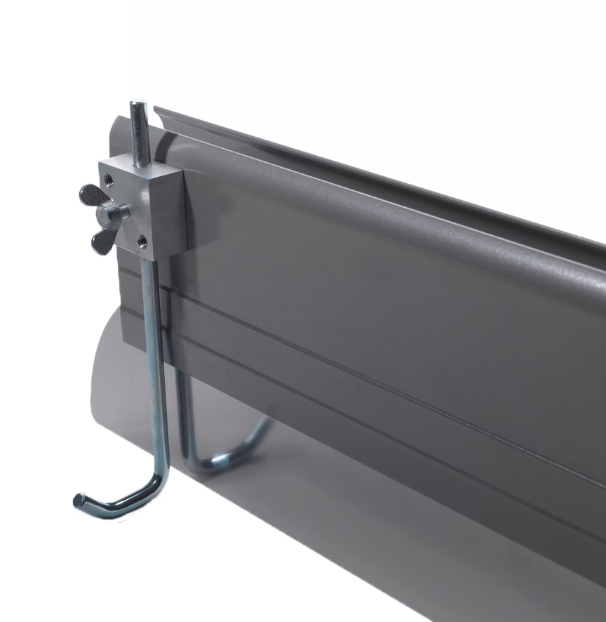 Een close-up van een metalen hardware-onderdeel, met een horizontale grijze balk met een verticale bout en een haakmechanisme. Het ontwerp geeft aan dat het nuttig is voor montages of ophangtoepassingen.
