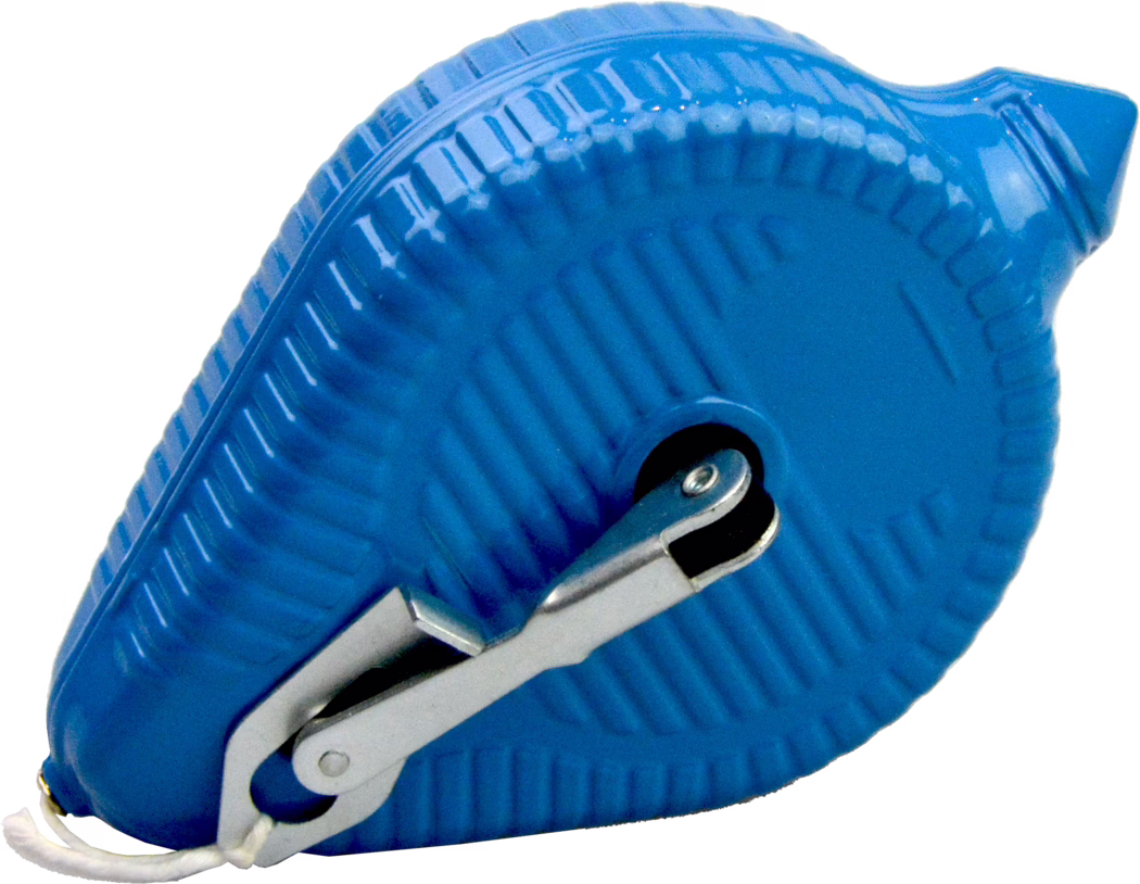 Close-up van een blauw plastic krijtlijnapparaat met een getextureerde, druppelvormige behuizing. De glanzend blauwe behuizing heeft een geribbeld patroon; een stalen oprolmechanisme en een metalen klem zijn zichtbaar, en een kort wit met krijt bedekt koord steekt aan de onderkant uit. Het gereedschap wordt gebruikt om rechte krijtlijnen te slaan in timmer- en bouwwerk; de foto benadrukt details van het metalen scharnier, de rol en het gevormde kunststof handvat.