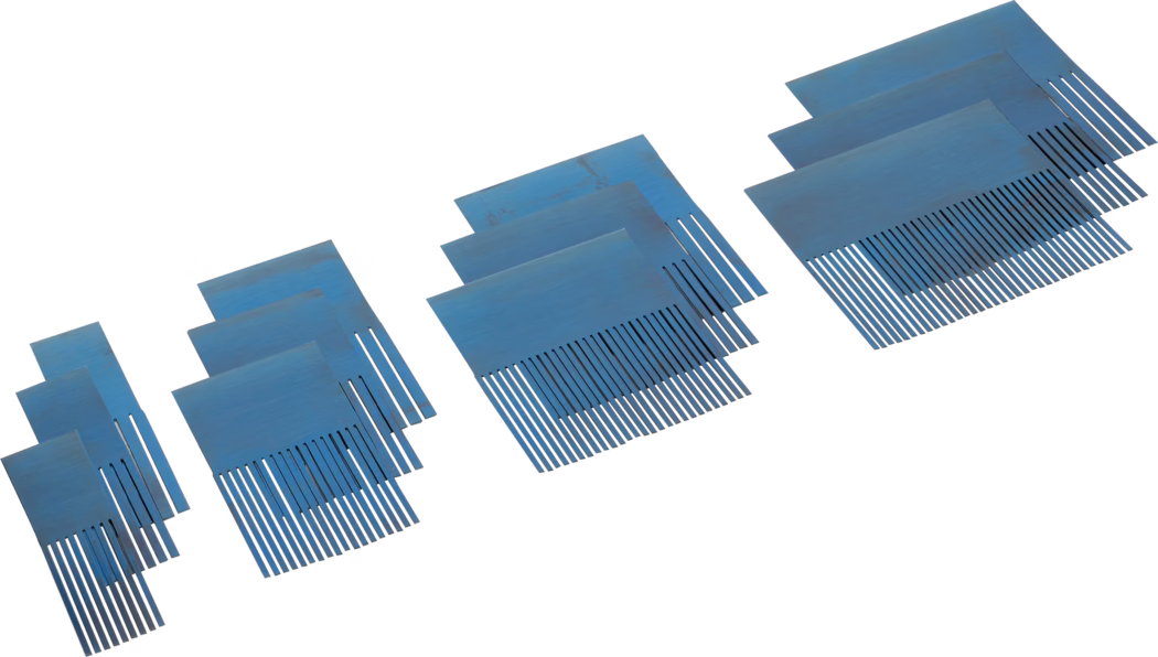 Studiefoto van meerdere sets blauwe, kamachtige metalen platen die diagonaal op een witte achtergrond zijn gerangschikt. Elke set bevat meerdere rechthoekige platen met gelijkmatig verdeelde smalle verticale tanden aan één rand, die doen denken aan fijngetande kammen of connectorstripjes. De metalen oppervlakken vertonen een matte geborstelde textuur met lichte kleurvariaties en zachte schaduwen onder de stapels, wat diepte en een gelaagde rangschikking suggereert. De compositie benadrukt herhaling, geometrische uitlijning en het contrast tussen het levendige blauw van de platen en de schone, lichte achtergrond.