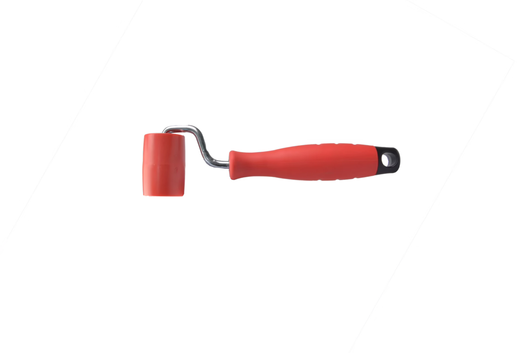 Pajarito_Dummy_Seam roller barrel smooth_034380_2021-02 Kleine handroller met een felrode rubberen trommel gemonteerd op een korte verchroomde metalen beugel en een ergonomisch rood kunststof handvat met zwarte eindkap en ophangoog. De rolkop is gemaakt van glad rubber, geschikt om druk uit te oefenen, voegen van behang glad te strijken of te werken met lijm en knutseloppervlakken; de compacte constructie maakt hem nuttig voor fijnwerk en smalle ruimtes. Het gereedschap is gefotografeerd op een witte achtergrond, het handvat wijst naar rechts en de rolkop naar links.