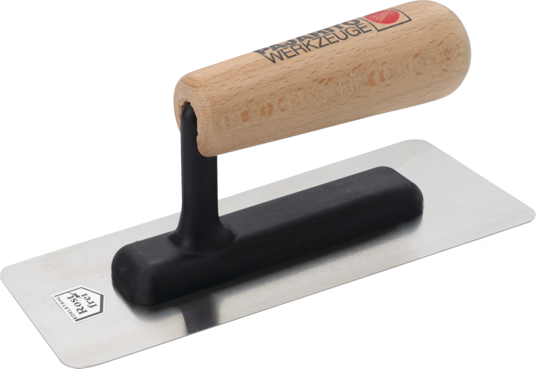 Pajarito_Dummy_Marble effect trowel wooden handle_013668_013669_013670_2021-03 Een hoogwaardige troffel met een houten handvat en een roestvrijstalen blad. Het houten handvat is ergonomisch ontworpen voor een comfortabele grip, terwijl het blad plat en glad is, ideaal voor het aanbrengen en gladstrijken van materialen zoals pleister of cement. De basis van het handvat heeft een zwarte rubberen grip voor extra comfort. Het blad heeft een glanzende afwerking, wat aangeeft dat het is gemaakt van duurzaam roestvrij staal, bestand tegen roest en corrosie, waardoor de levensduur voor professioneel of doe-het-zelfgebruik wordt verlengd.
