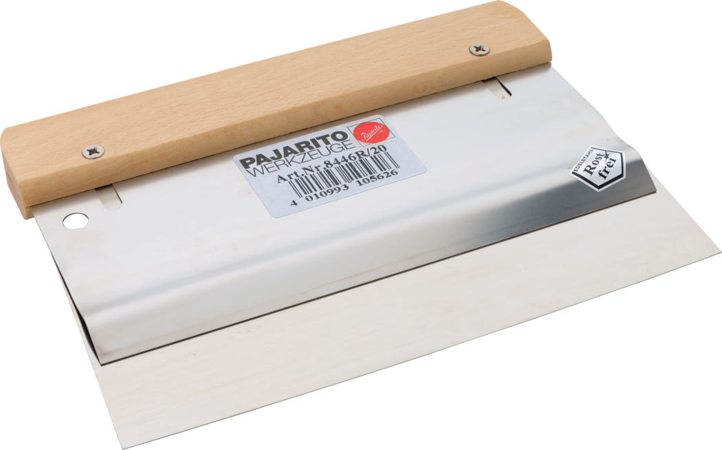Een roestvrijstalen plamuurmes met een brede, platte metalen plaat en een licht houten handvat dat met twee schroeven is bevestigd. De glanzende metalen plaat heeft een productetiket met 'PAJARITO WERKZEUGE', een streepjescode en een 'rostfrei' markering. Het houten handvat is glad en rechthoekig. Er is een rond ophanggaatje in het metaal en de rand van het blad is recht en licht afgeschuind. Het gereedschap ligt op een witte achtergrond.