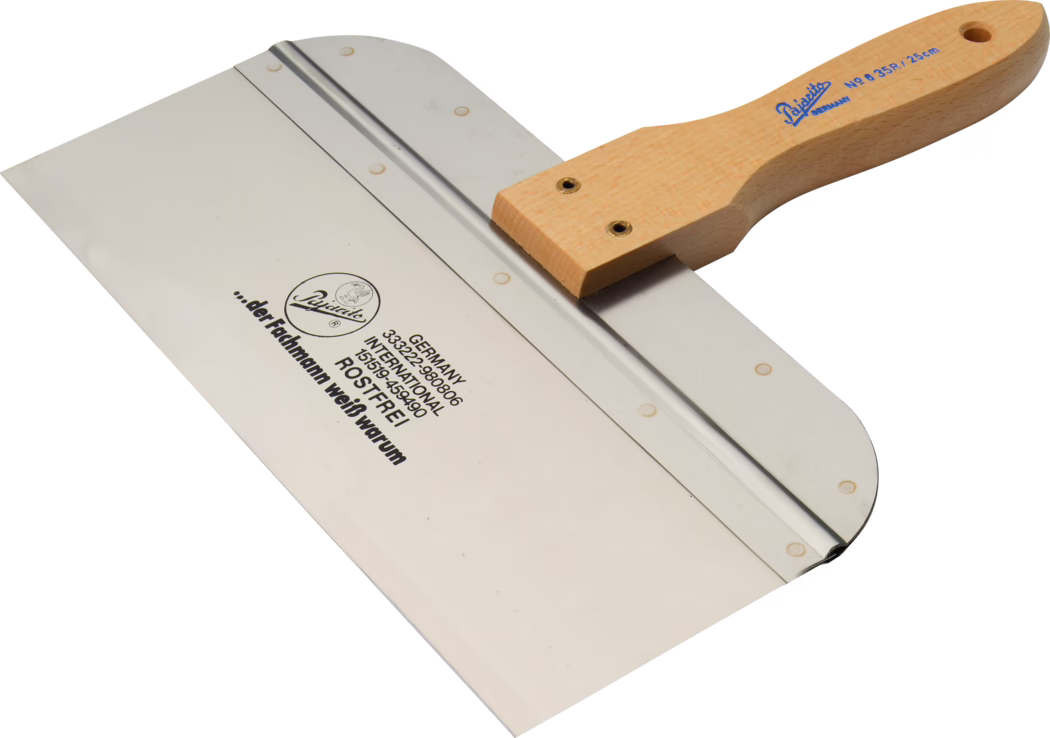 Een brede spatel van roestvrij staal (groot plamuurmes) met een gepolijst rechthoekig blad met afgeronde hoeken, een ergonomisch gevormd houten handvat bevestigd met twee messing klinknagels en merkaanduidingen op blad en handvat; gebruikt voor het aanbrengen en gladstrijken van pleister, lijm en vulmiddel.