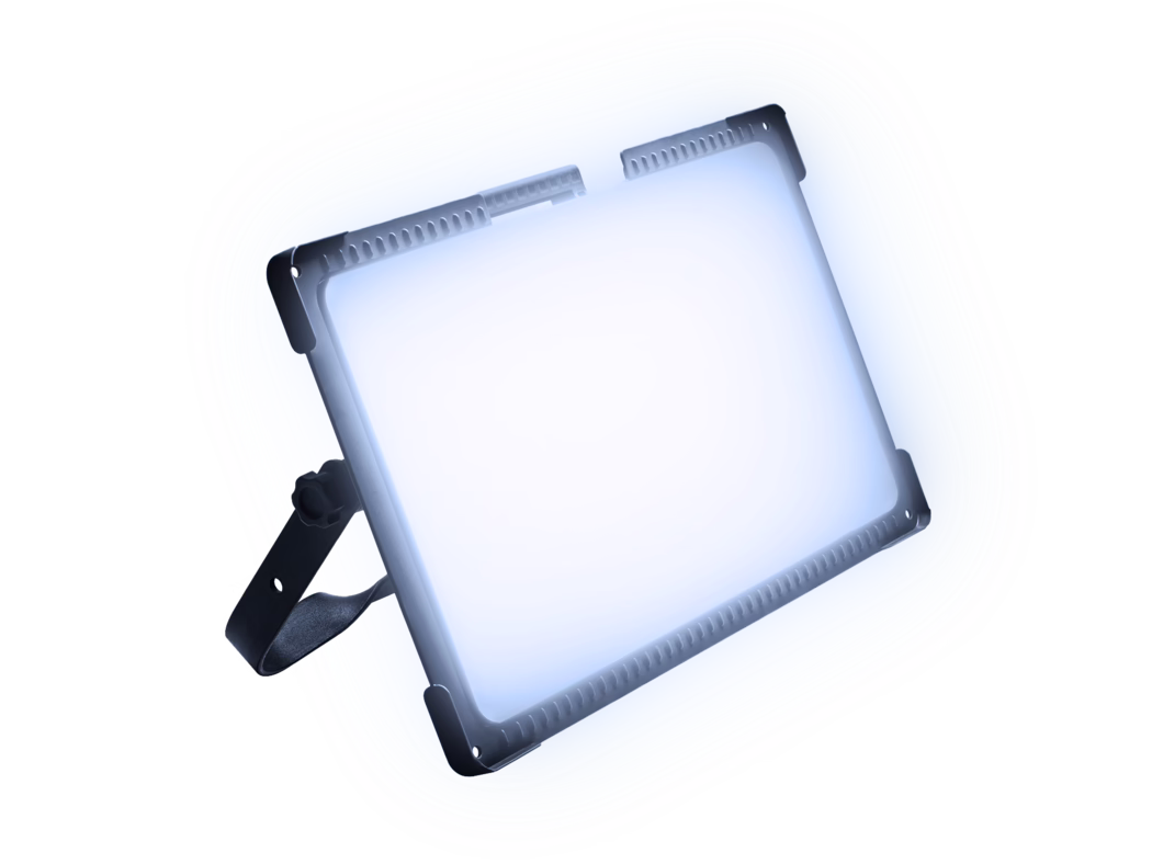 Close-up van een professioneel LED-paneel schuin geplaatst, dat helder koel wit licht uitstraalt. Het aluminium frame en de beschermende hoeksteunen zijn zichtbaar, met ventilatieopeningen langs de bovenzijde en een verstelbare zwarte montagesteun met draaiknop. Hoge helderheid op een witte achtergrond met een subtiele blauwtint benadrukt strakke randen, gestructureerde metalen oppervlakken en industrieel design.