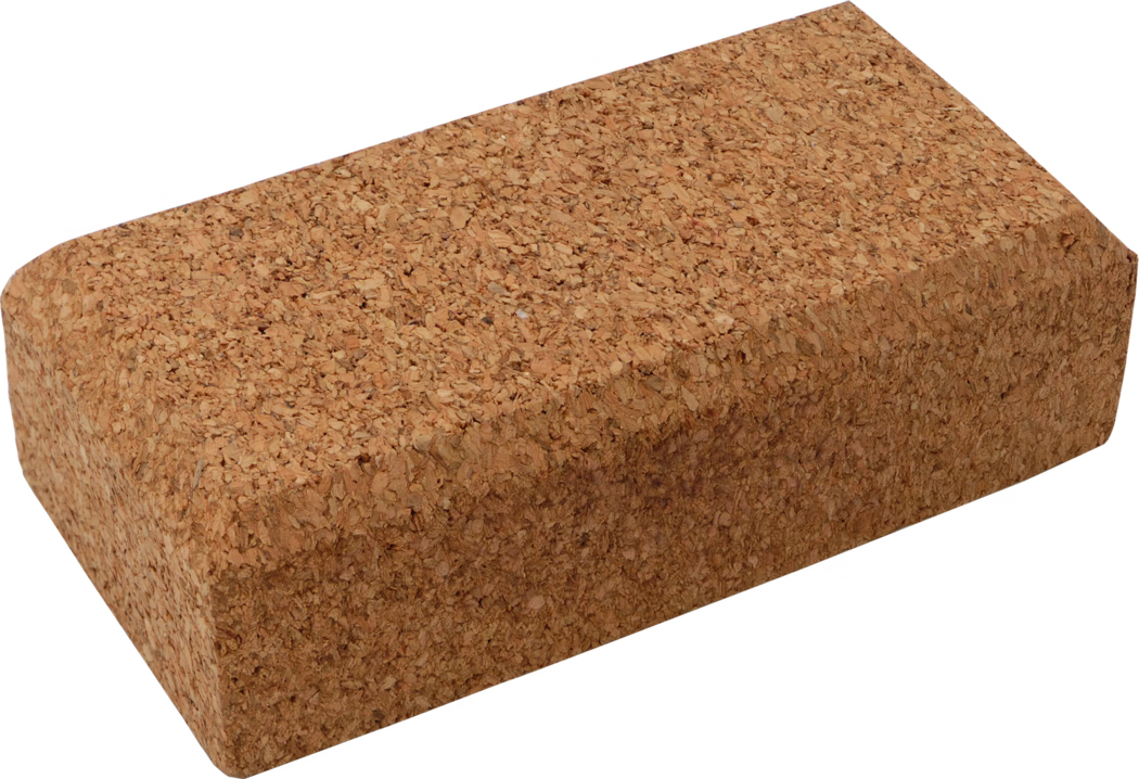 Een rechthoekig kurkblok van natuurlijk kurk met afgeronde hoeken en een grof, korrelig oppervlak, afgebeeld op een witte achtergrond.